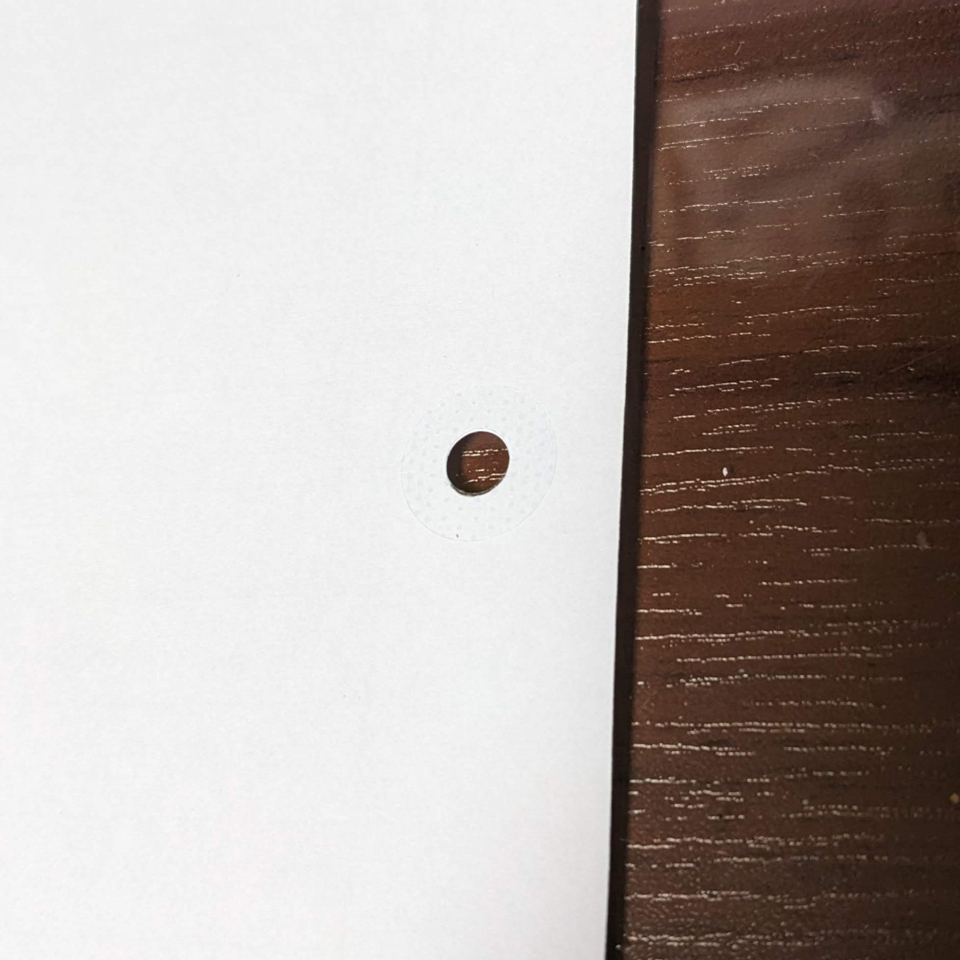 ワンパッチスタンプで補強した紙の穴の画像