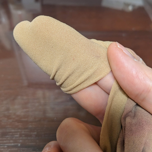 右手の人差し指と中指にストッキングを巻き付けた写真