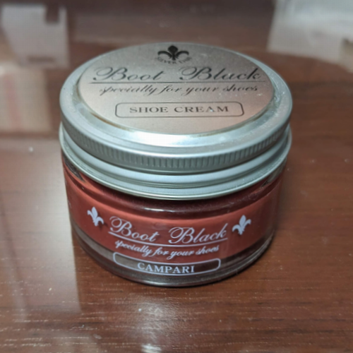 ブートブラックのクリーム、カンパリ色。