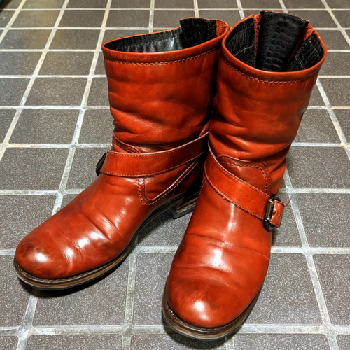 クラークスのエンジニアブーツ。磨かれてツヤが出ている。