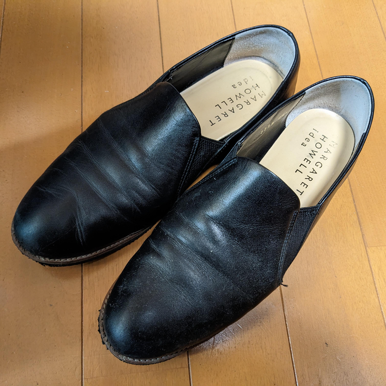 マーガレットハウエルアイデアのカッターシューズ、右足だけ馬毛のブラシで埃を落とした写真