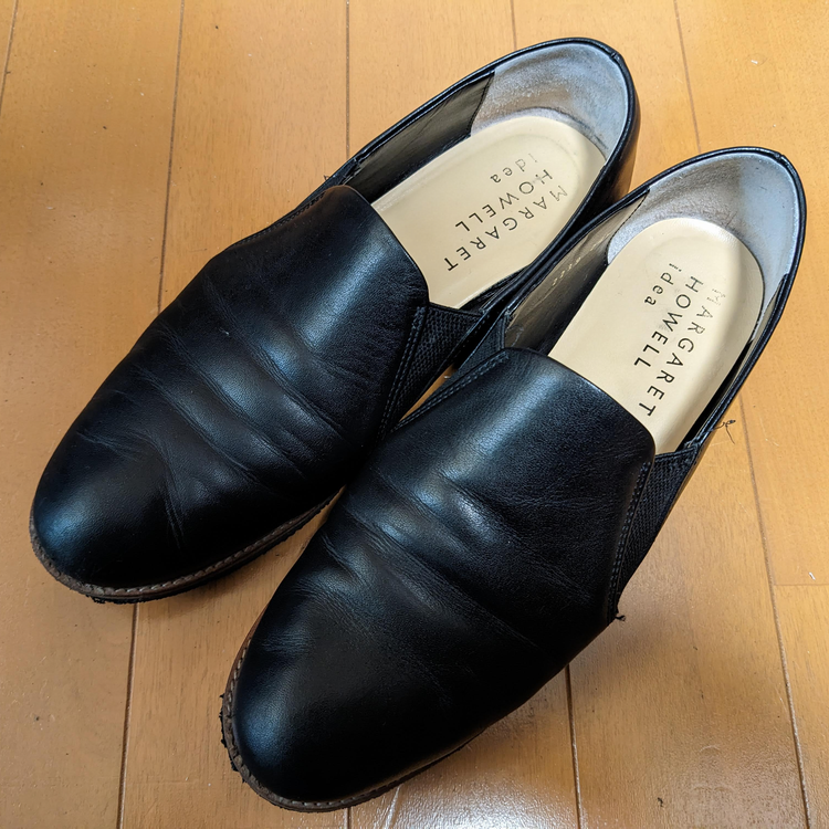 マーガレットハウエルアイデアのカッターシューズ、ステインリムーバーで拭いたところ