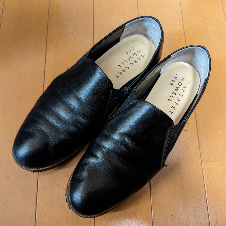 マーガレットハウエルアイデアのカッターシューズ、ストッキングで仕上げ磨きしたところ