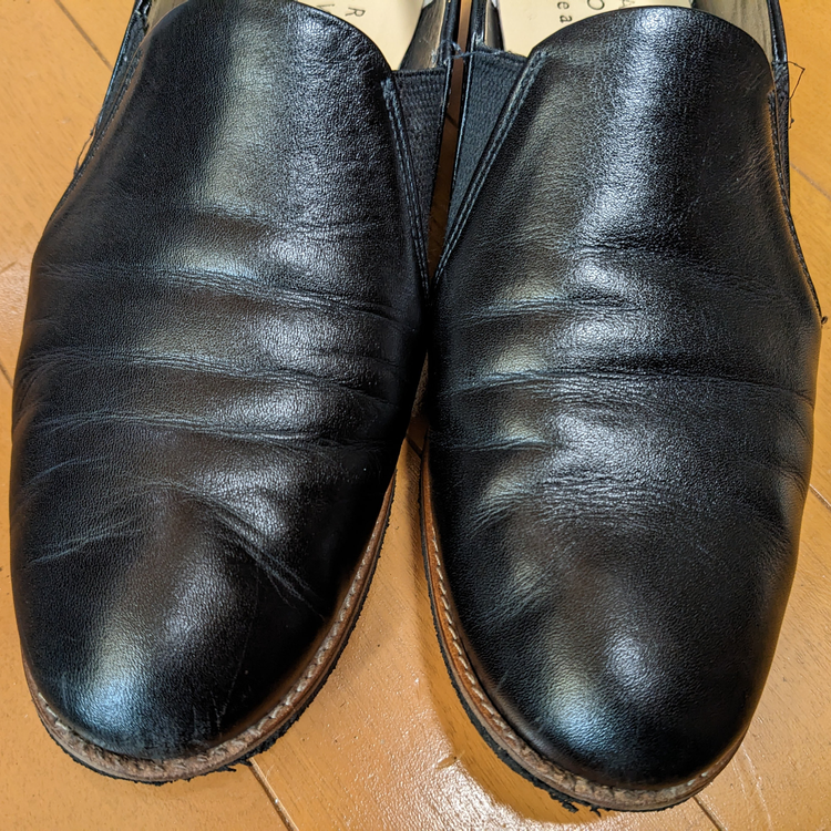 マーガレットハウエルアイデアのカッターシューズ、ストッキングで仕上げ磨きしたあとの、靴前半部分のアップの写真