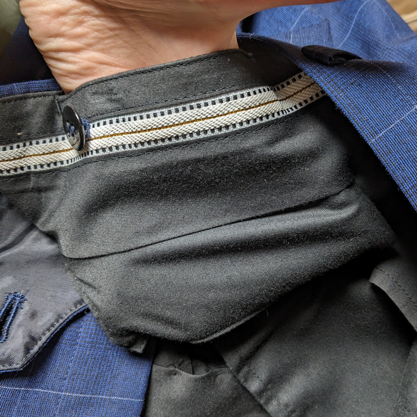 ドルポケットに手を突っ込むと、手の指の付け根よりも深いところまで入ることを示している写真