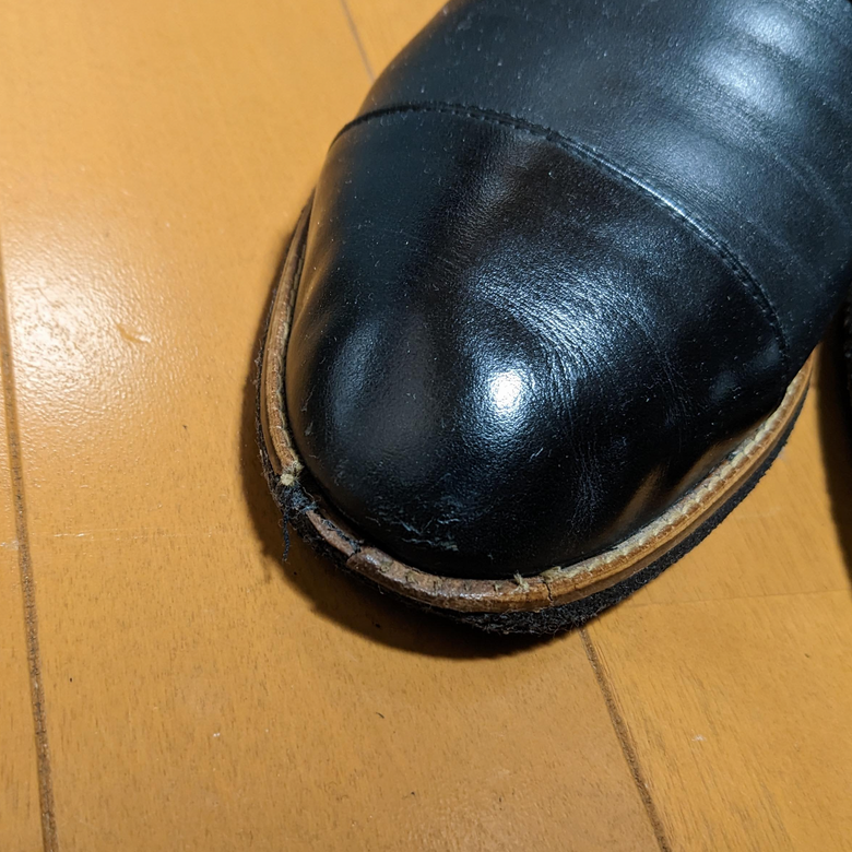 マーガレットハウエル・アイデアのダブルモンクストラップシューズの右足のつま先のウェルトっぽい部分が欠けている写真