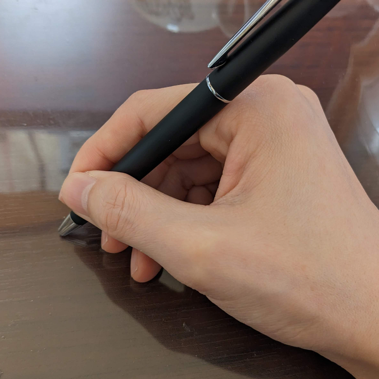 より正しい持ち方に近づいたペンの持ち方の写真
親指の指先が表に出ている