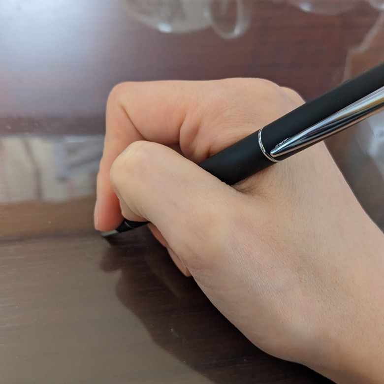 親指の第一関節が曲がり、人差し指の下に親指の指先が入り込むペンの持ち方の写真