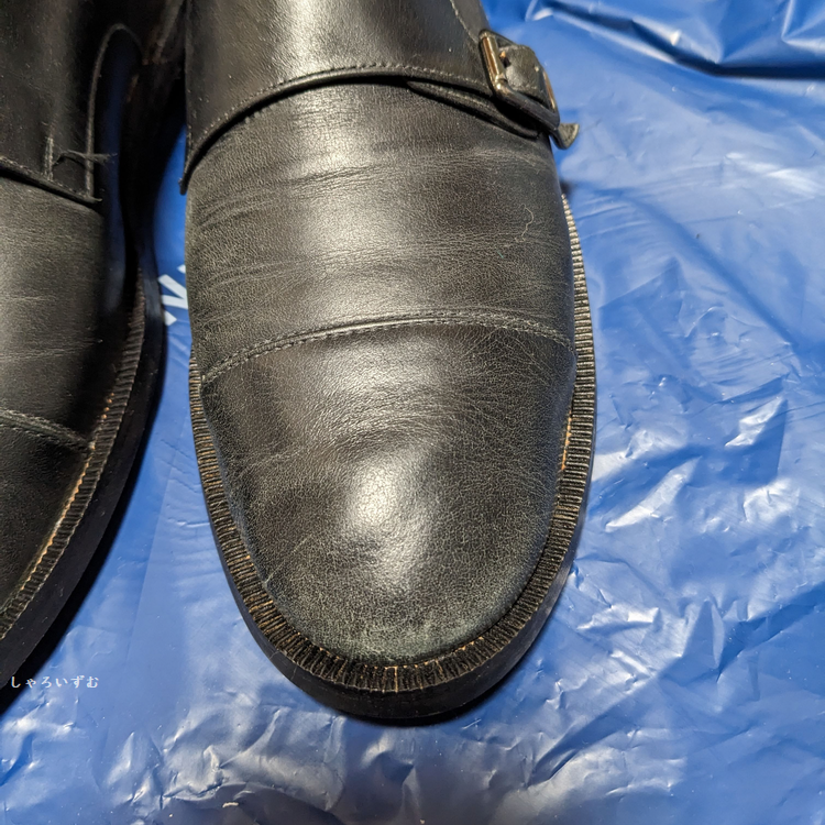 KIWIで磨かれたマーガレットハウエルアイデアのダブルモンクストラップのつま先が、芯が入っていないためにKIWIが白くパリパリになっている様子のアップの写真