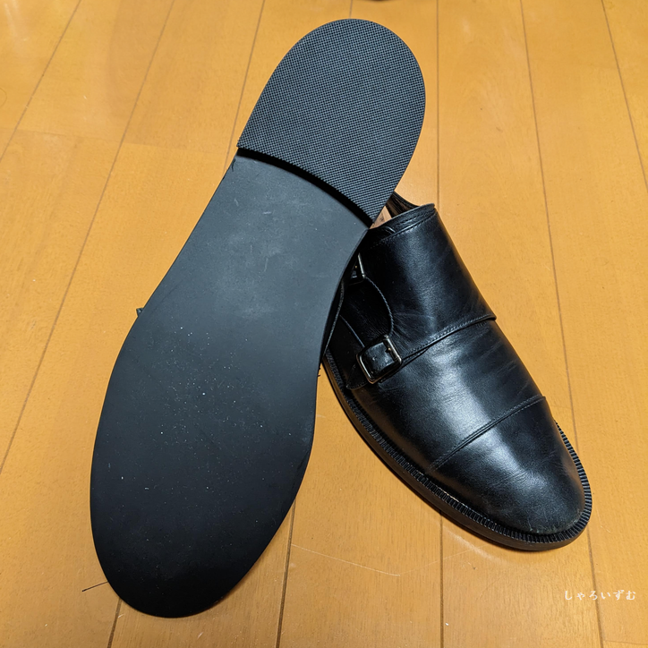 オールソール交換したマーガレットハウエルアイデアのダブルモンクストラップ、靴底が見えるようにした写真